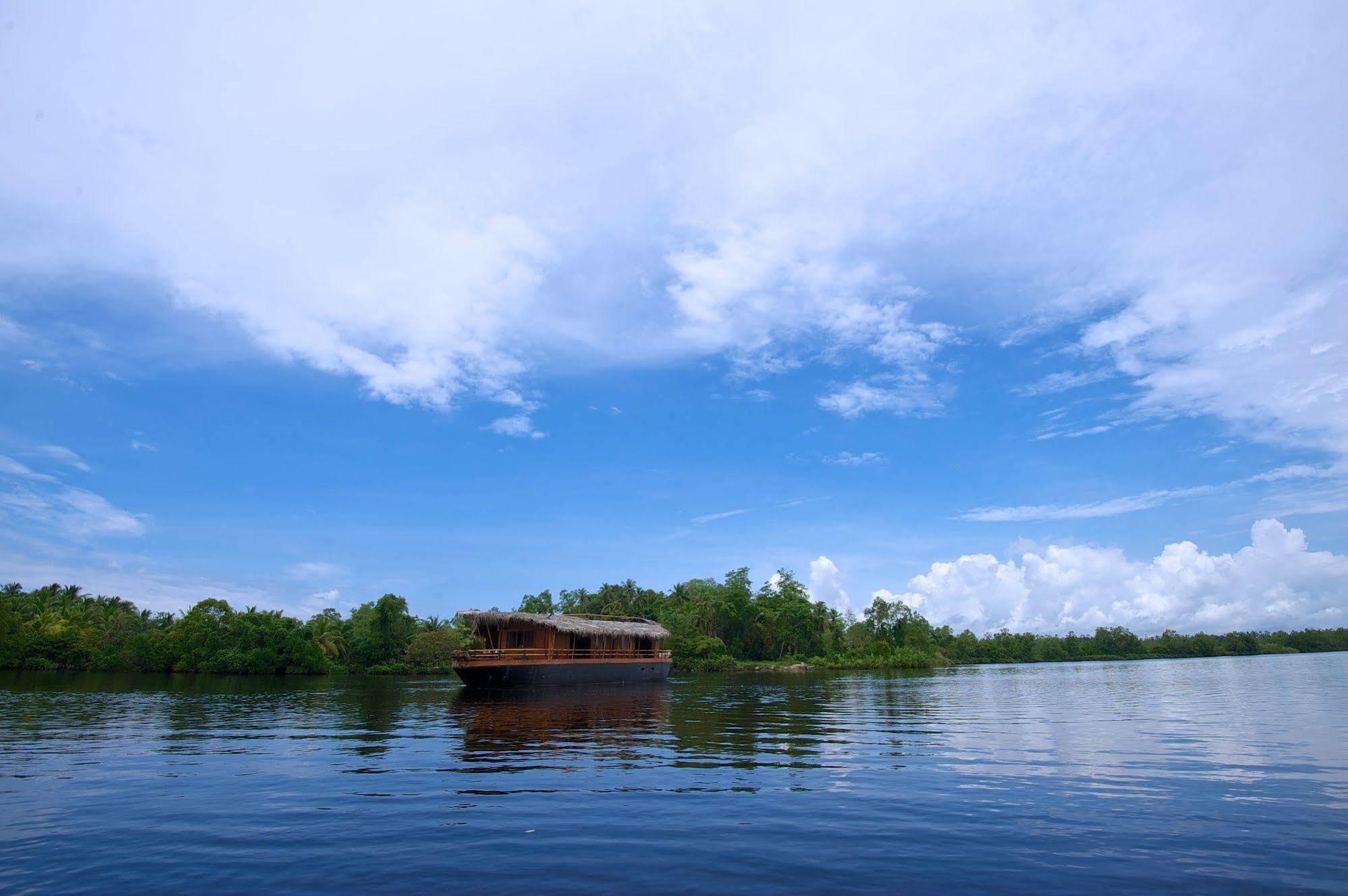 Отель Yathra Houseboat Бентота Экстерьер фото