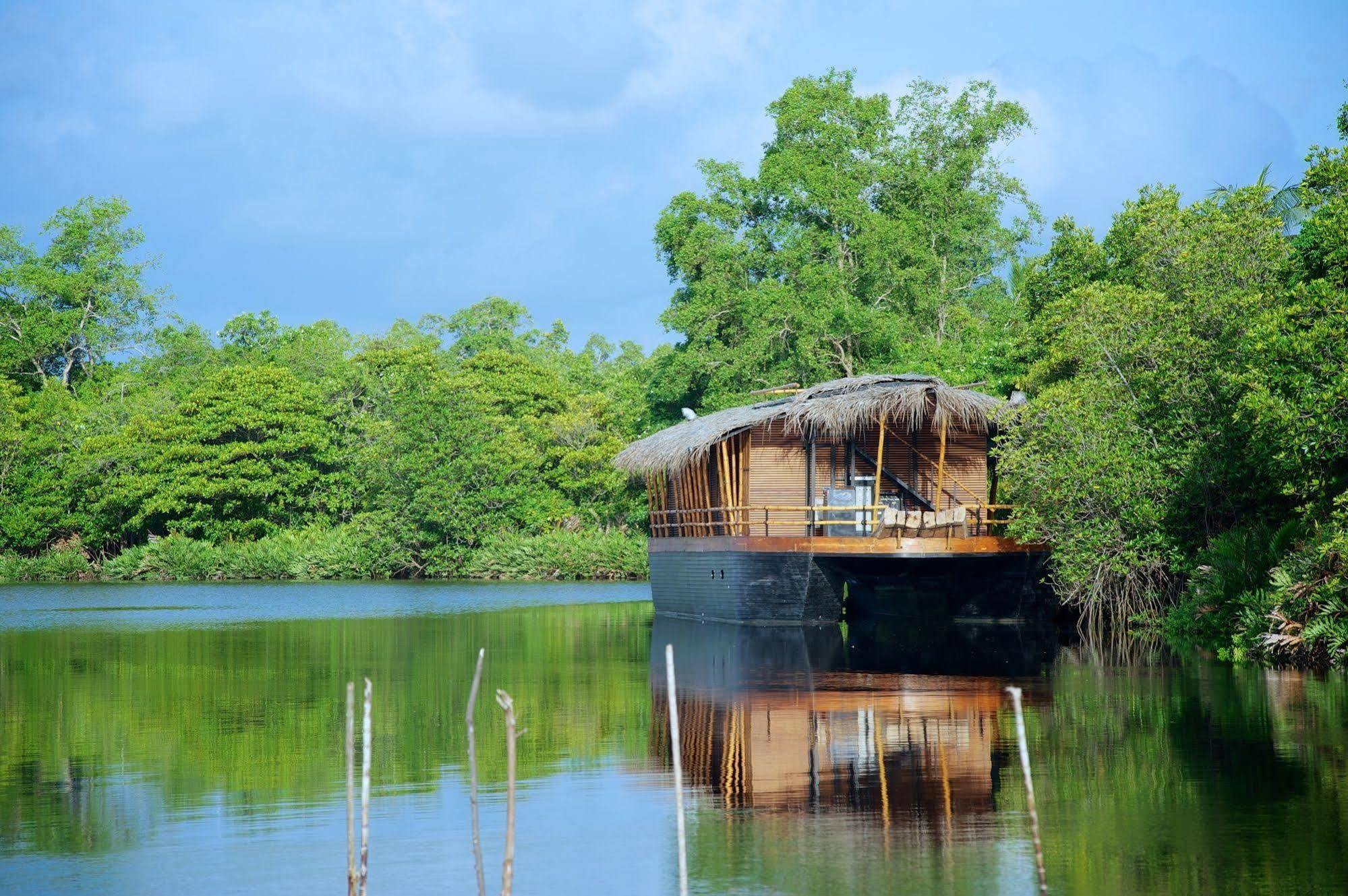 Отель Yathra Houseboat Бентота Экстерьер фото